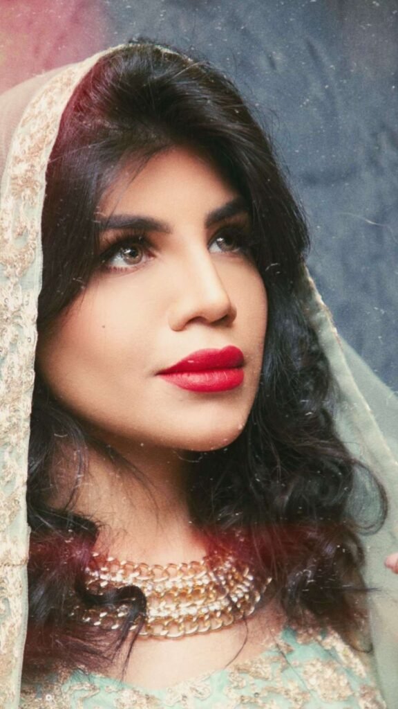 بورتريه قريب لولاء بندقجي بإطلالة أنثوية راقية