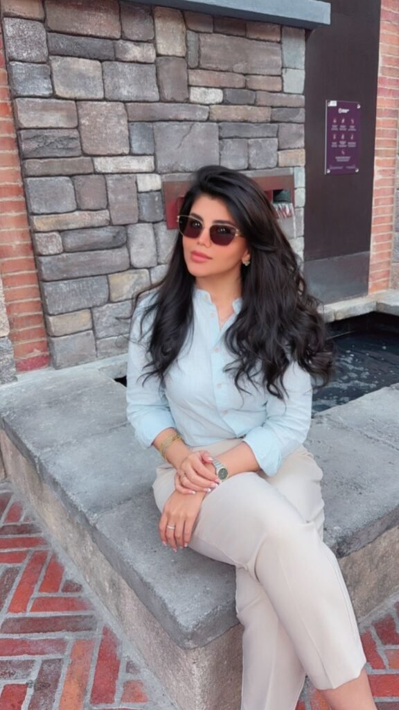 ولاء بندقجي بإطلالة يومية عصرية ونظارات شمسية