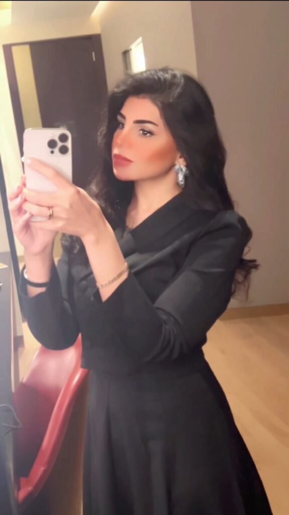 ولاء بندقجي بإطلالة رسمية سوداء ولمسة فاخرة